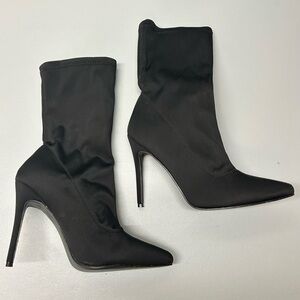 Sophisticated Black Heeled Boots with Sleek Design